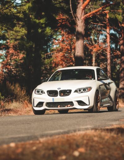 BMW M2 blanco en ruta de otoño 2023