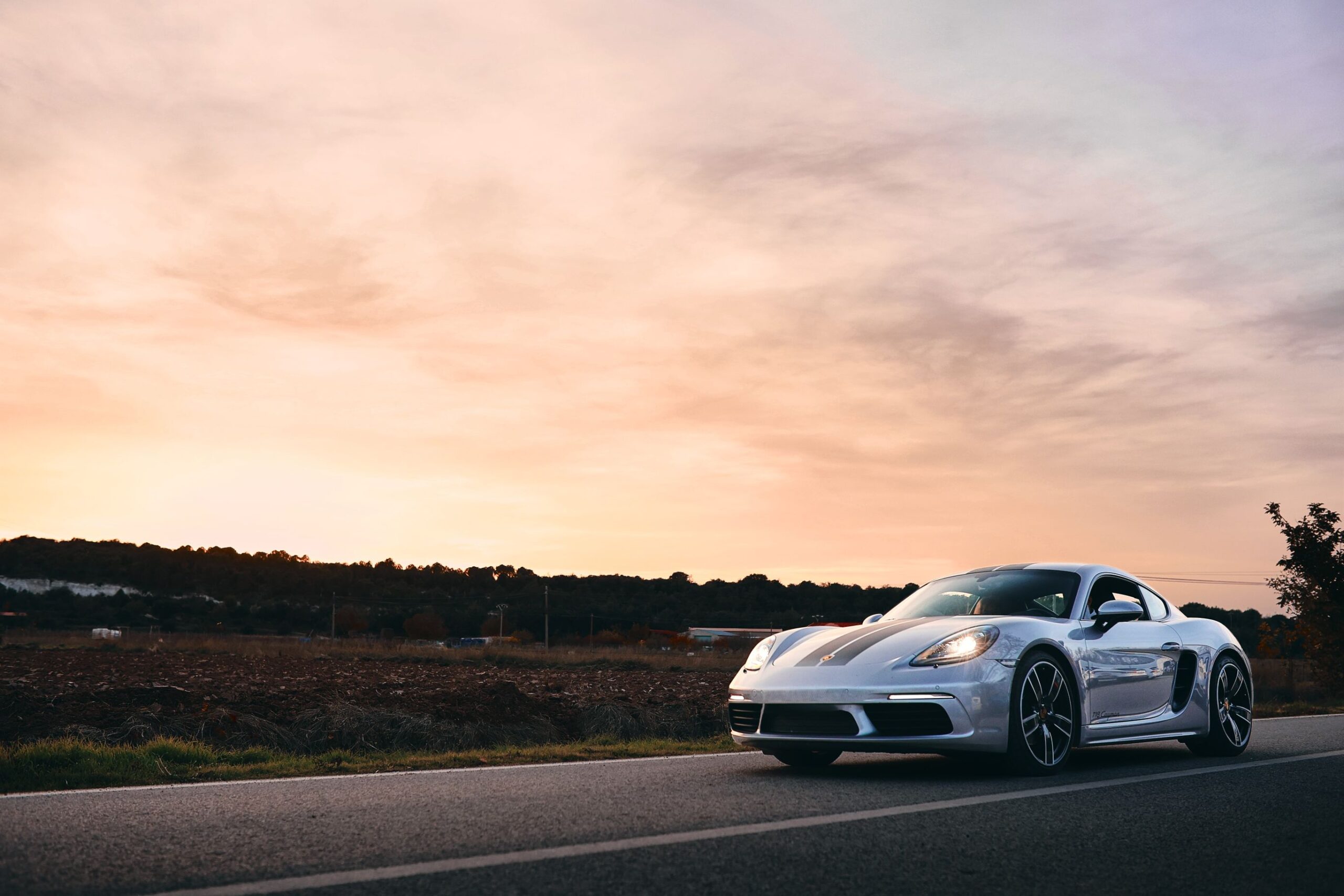 Otoño entre viñedos. Portada Porsche 718 Cayman